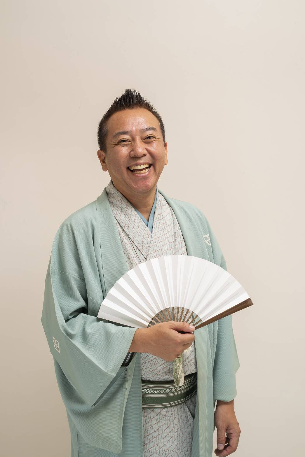 扇子を手に笑顔を見せる林家たい平さん